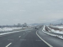 Движението от км 34 до км 35 на автомагистрала "Хемус" в посока София ще се осъществява в две ленти заради ремонт