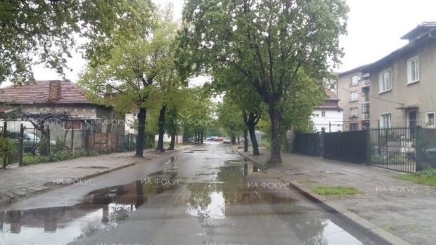Мокри на места са пътните настилки в област Бургас