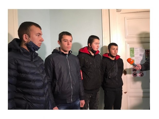 Наградиха четиримата младежи, спасявали хора при пожара в Дома за възрастни хора в село Рояк