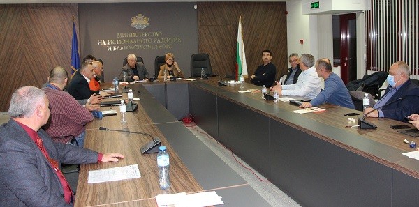 Министър Виолета Комитова и представители на отрасъл ВиК проведоха работна среща по проблемите с високата цена на електроенергията