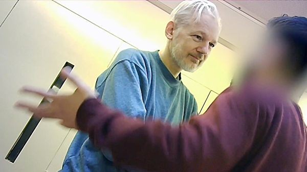The Guardian: Британски съд разреши екстрадирането на Джулиан Асандж в САЩ