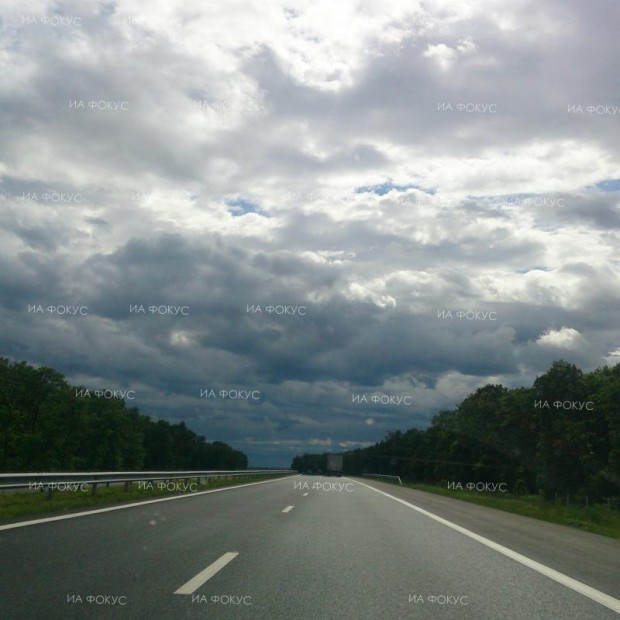 Временно движението при км 133 на автомагистрала "Тракия" в посока Бургас се осъществява в активната и аварийната лента поради пътнотранспортно произшествие