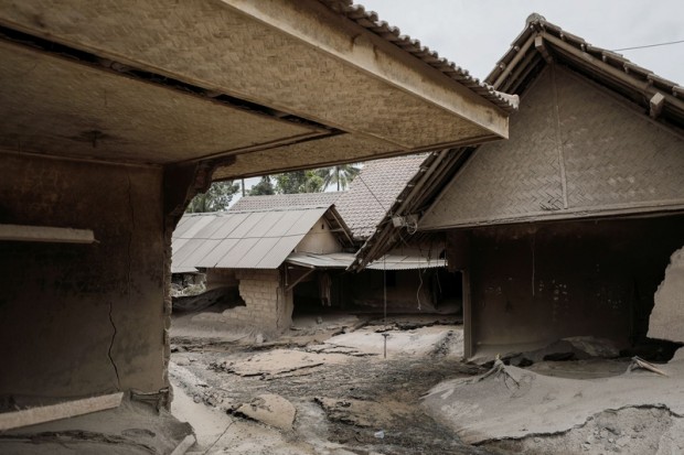 Reuters: Има загинали и ранени след изригването на вулкана Семеру в Индонезия
