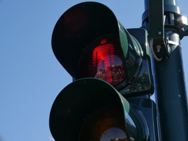Въвежда се нова светлинна сигнализация, избягваща конфликти между пешеходци и шофьори, на възлово кръстовище в Стара Загора