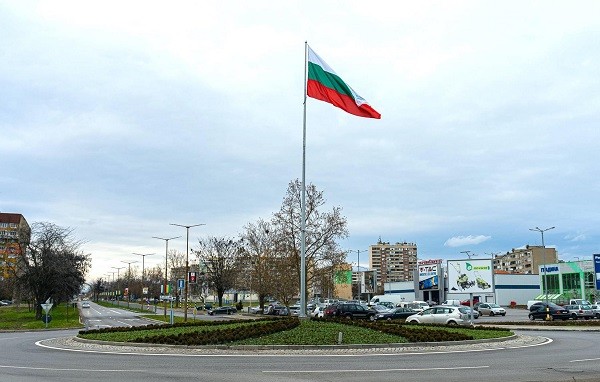 Петнадесетметров пилон с българския трибагреник е монтиран в облагороденото кръстовище с кръгово движение на входа на Ямбол откъм Елхово