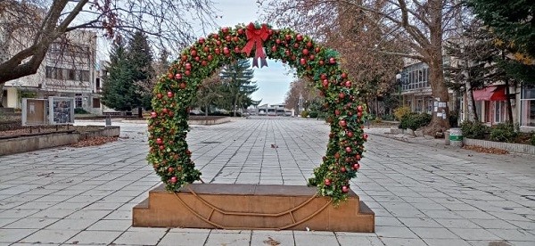 Няколко коледни къта радват жители и гости на град Тервел