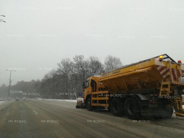 168 снегопочистващи машини са на терен в София, вече са започнали обработки срещу заледяване в няколко столични района