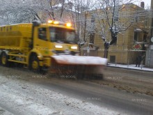 Продължават обработките срещу заледяване на улиците във всички райони на София