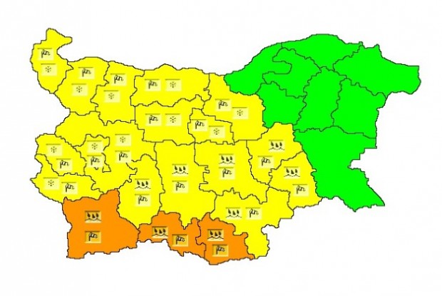 НИМХ: Оранжев код за обилни валежи от дъжд и силен вятър е обявен за три области в страната, в други 17 области кодът е жълт
