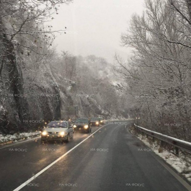 Сняг вали по проходите "Пампорово" и "Превала", пътните настилки в област Смолян са мокри
