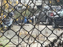Разкриха как мигрантите прескачат оградата на границата ни