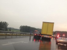 Временно движението по път I-5 Русе – Бяла в участъка Волово – Бяла при км 49 се осъществява двупосочно в една лента поради аварирал тежкотоварен камион