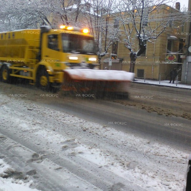 81 снегопочистващи машини са работили на терен в София тази нощ и са обработвали със соли против заледяване