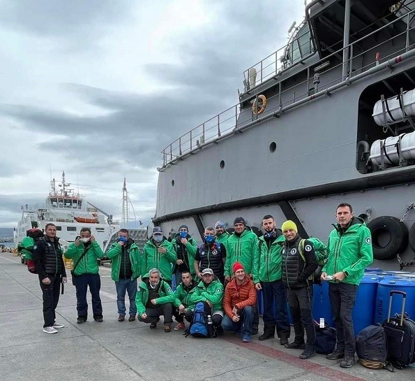 Първата група от Юбилейната 30-та българска антарктическа експедиция е на борда на чилийския военен кораб "Janequeo" и след броени часове ще отплава към Антарктида