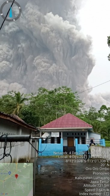 CNN Indonesia: Вулканът Семеру в Индонезия започна да изхвърля дим и пепел