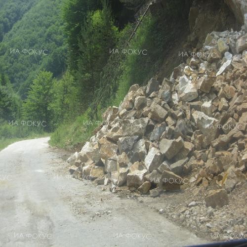 Камъни са паднали върху кола, в която пътувала бременна жена по пътя Подвис – Търън в област Смолян