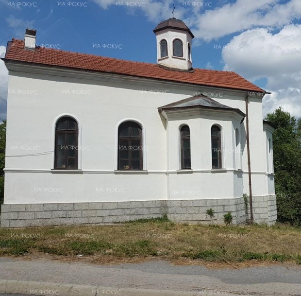 Църквата "Св. Николай Мирликийски Чудотворец" в село Гинци в Софийска област отбелязва храмовия си празник