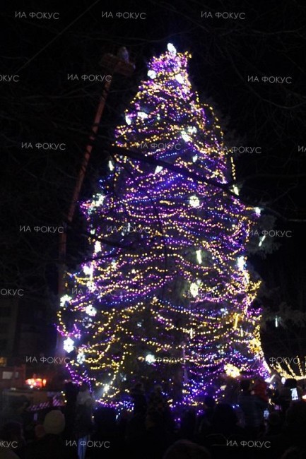 Община Дупница организира тържествено запалване на светлините на коледната елха в града