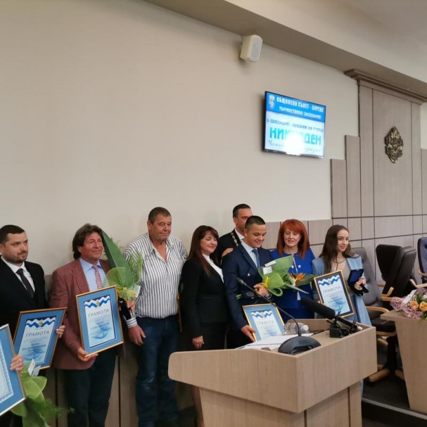 Заслужили жители на Бургас получиха званието "почетен гражданин"