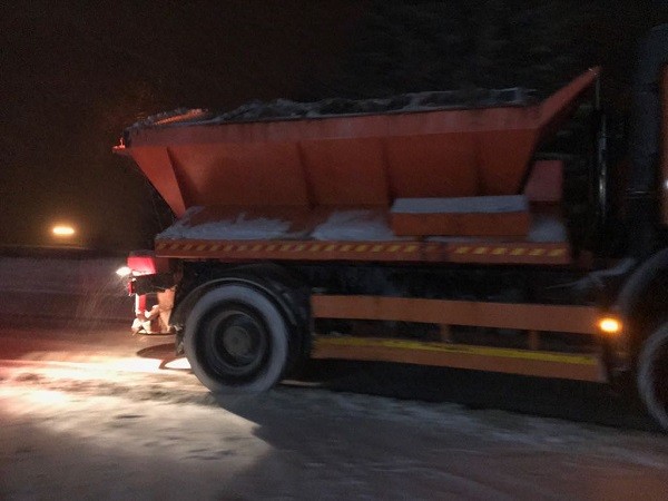 Временно е ограничено движението за МПС над 12 т по автомагистрала "Тракия" в посока София преди тунел "Траянови врата" поради снегопочистване, леките коли вече се пропускат