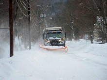 Ограничено е движението за товарни автомобили с ремаркета и полуремаркета през проходите "Рожен" и "Печинско", леките коли трябва да се движат с вериги