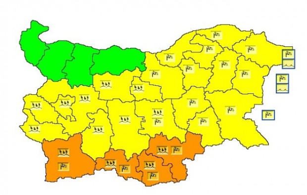 Оранжев код за обилни валежи и силен вятър е в сила за 4 области в страната, жълт е кодът в други 20 области