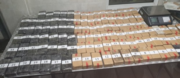 Митнически служители на МП "Лесово" откриха 58,766 кг хероин в лек автомобил с българска регистрация