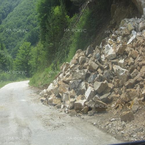 Временно движението по път IІ-19 Симитли - Гоце Делчев в района на Добринище се осъществява двупосочно в една лента поради свличане на земна маса