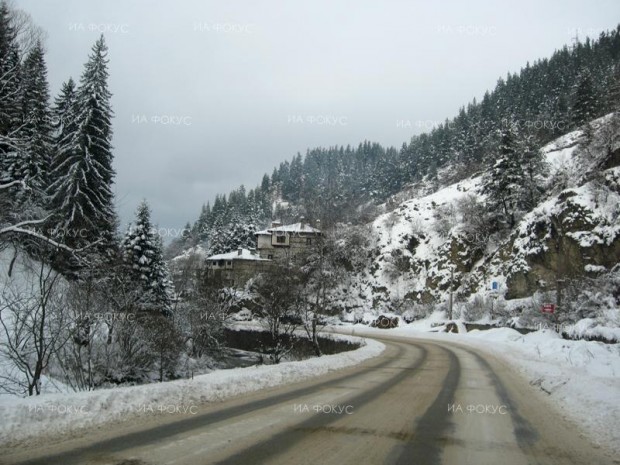До 50 см е снежната покривка в област Смолян, забранено е движението на товарни автомобили, с вериги се преминава през проходите Превала и Пампорово
