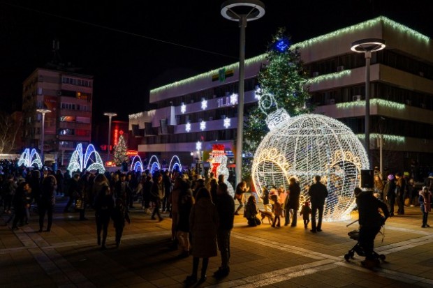 Светлините на коледната елха в Ямбол бяха запалени в присъствието на Дядо Коледа и неговите джуджета, които поздравиха присъстващите с песни