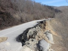 Временно е ограничено движението по път III-1907 Хаджидимово - Блатска при км 6+000 поради подкопаване на пътното платно