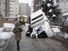 РТС (Сърбия): Дупка "погълна" камион в Белград