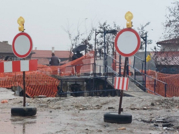 Временният пешеходен мост над река Върлещица в село Първенец вече е отворен за пешеходци