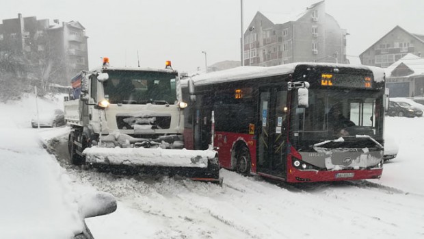 ТАСС: Рекорден снеговалеж блокира летището в Белград