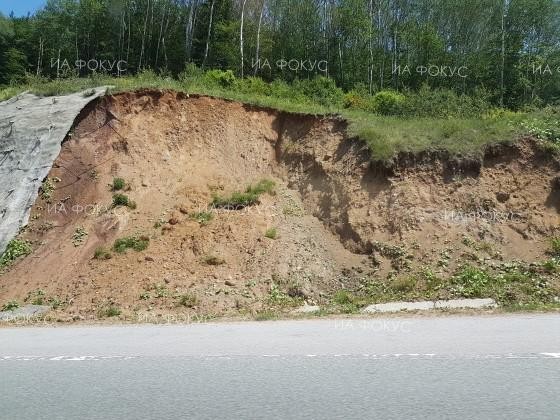 Временно е ограничено движението по път ІІІ-104 Невестино - Бобошево поради активно свлачище след разклона за с. Вуково