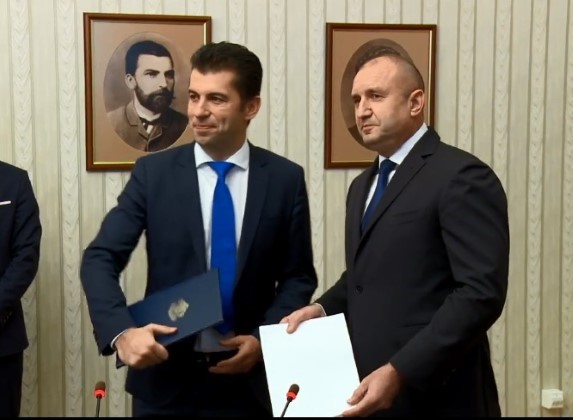 Кирил Петков върна на президента мандата с готовия проектосъстав на Министерски съвет със структурата и министрите в него