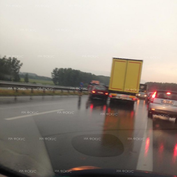 Временно движението по път I-6 Казанлък - Гурково при км 320 в района на Мъглиж се осъществява в една лента поради аварирал тежкотоварен камион