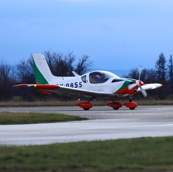 Четвъртият самолет "Злин" за обучение на млади пилоти кацна на летище Долна Митрополия