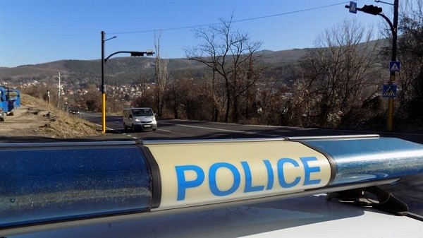 Загинал човек е намерен в лек автомобил, паднал в дере по пътя за село Стара Кресна в област Благоевград