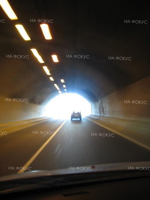 Временно движението в тунел "Блатино" на автомагистрала "Струма" в посока София се осъществява с повишено внимание и съобразена скорост поради авария в електрозахранването