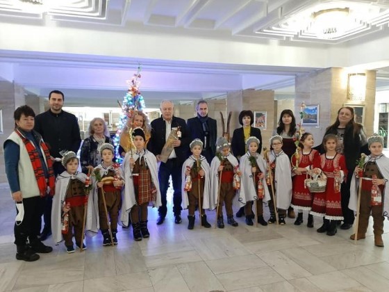 Деца от детска градина "Зорница" поздравиха кмета на Смолян Николай Мелемов и внесоха празнично настроение в общината