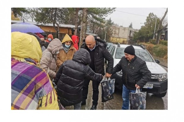 300 жители на район "Владиславово" във Варна получиха Коледни пакети с продукти от първа необходимост