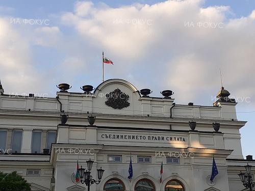 Депутатите решиха мораториумът върху цените на електроеренергията, топлинната енергия и ВиК услугите да бъде на нивата от 16 декември и да важи до 31 март