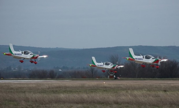 Нова авиационна техника за обучение на млади пилоти пристигна на летище "Долна Митрополия"