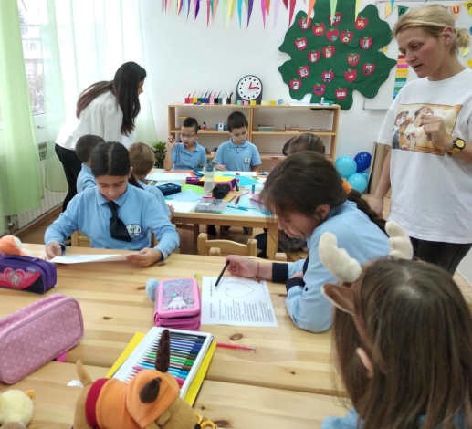 Интерактивен урок по доброта проведоха възпитаници на Иновативно училище "Мария Монтесори" в Добрич в навечерието на коледните и новогодишни празници
