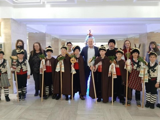Коледари от ОУ "Иван Вазов" внесоха празнично настроение в Община Смолян
