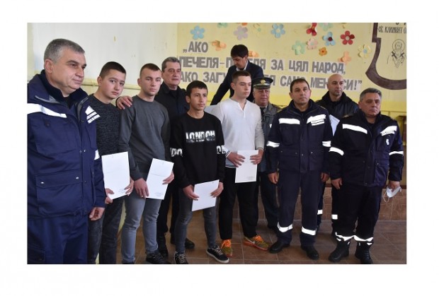 Министър Бойко Рашков награди четирима младежи от Дългопол, спасили възрастни хора при пожар в с.Рояк