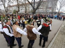 Уникалните ямболски коледари играят на каргонския пазар