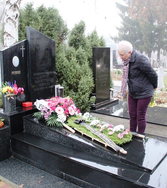 Венци и цветя бяха положени в Русе на гроба на Антон Петров, загинал преди 18 години при атентата срещу българската база в Кербала