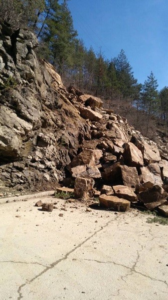 Движението по пътя Пловдив - Лилково в района на разклона за село Бойково се осъществява в една лента поради паднали камъни